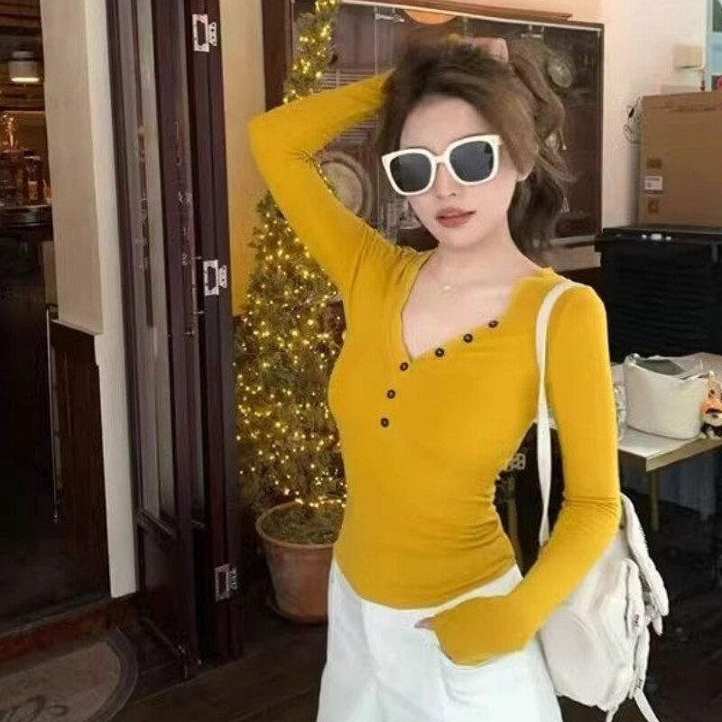 姜黄色V领长袖T恤女春秋季修身显瘦纽扣设计辣妹纯欲风打底衫上衣