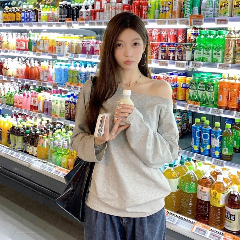 性感2026新款松弛感宽松斜领辣妹独特气质露锁骨长袖T恤女上衣潮