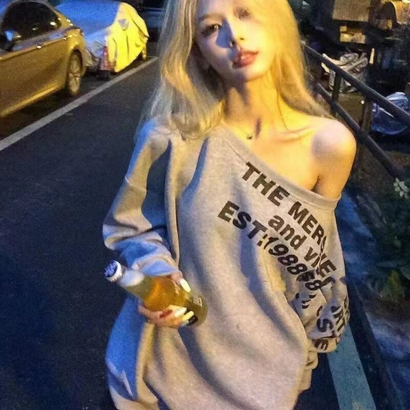 美式斜肩新款字母印花卫衣女春秋慵懒风宽松辣妹显瘦长袖露肩上衣
