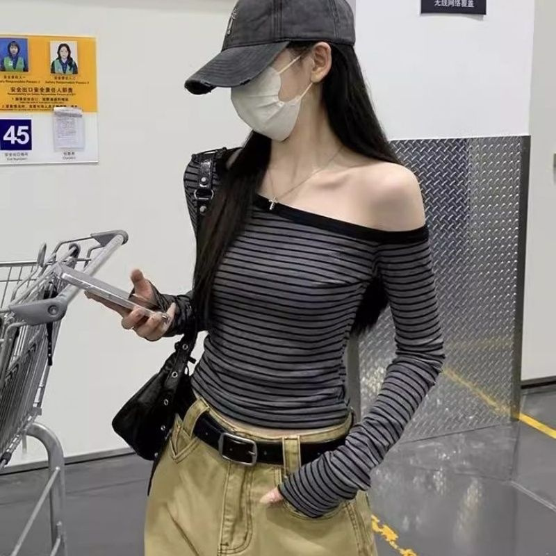 漂亮MM春秋新款修身显瘦气质条纹休闲露肩斜领长袖T恤女上衣ins潮