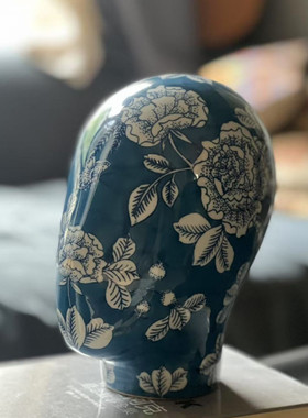 青花瓷手绘釉下人像摆件