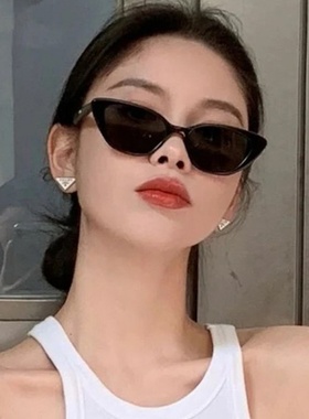 复古三角猫眼小脸墨镜女高级感ins黑色小框防晒造型拍照太阳眼镜