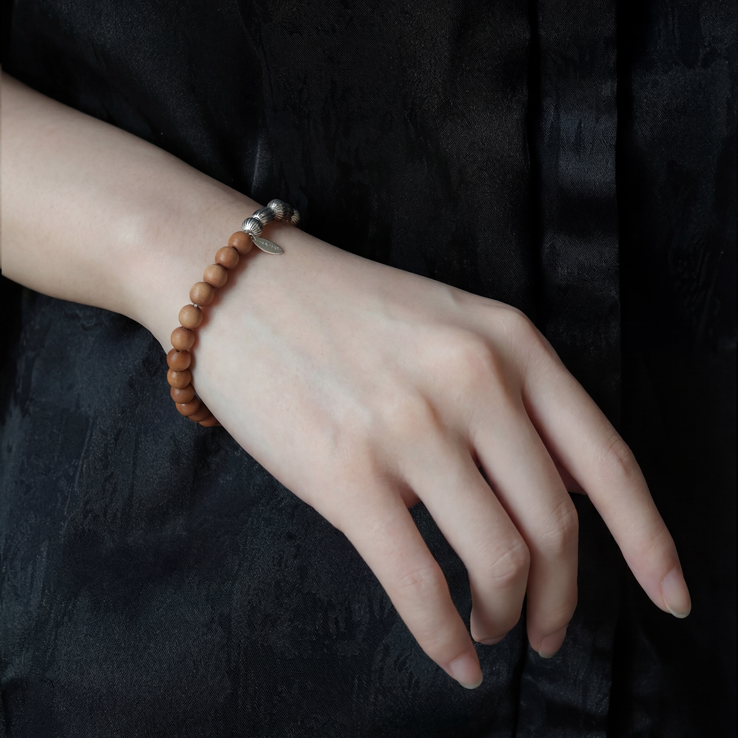 一寸十里珊瑚海纯银珍珠檀木手串