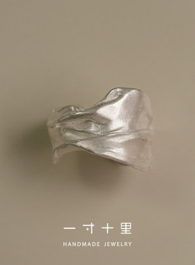 一寸十里绸缎褶皱纯银戒指