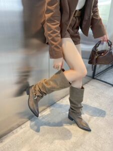 滨莉2026秋新款尖头骑士靴编织扣带女靴皱褶堆堆靴粗跟时尚长筒靴