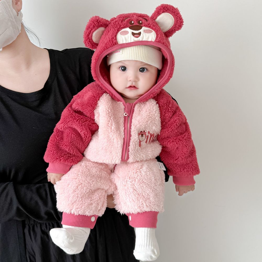 婴儿衣服加绒秋冬季爬服女宝宝超萌草莓熊法兰绒保暖连体衣外出服