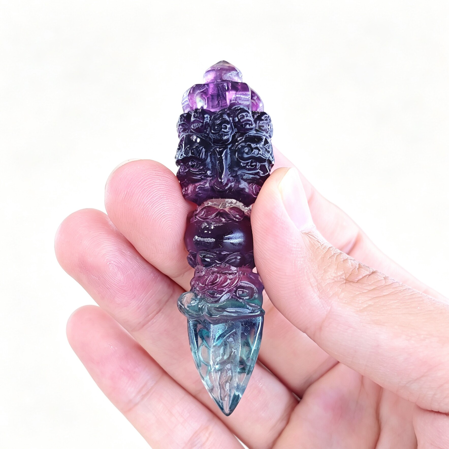 天然七彩萤石金刚杵雕刻件长约 8cm 彩虹萤石普巴杵水晶原石法器图片