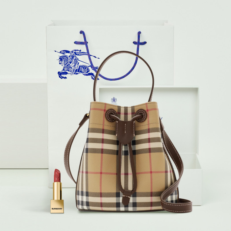 【限定礼盒】BURBERRY 迷你水桶包+ 唇膏93号礼盒,箱包皮具/热销女包/男包,水桶包,淘宝优惠券,粉丝福利购,淘宝优惠卷