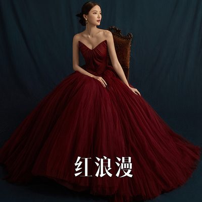 展会新红色抹胸拖尾内景拍照摄影