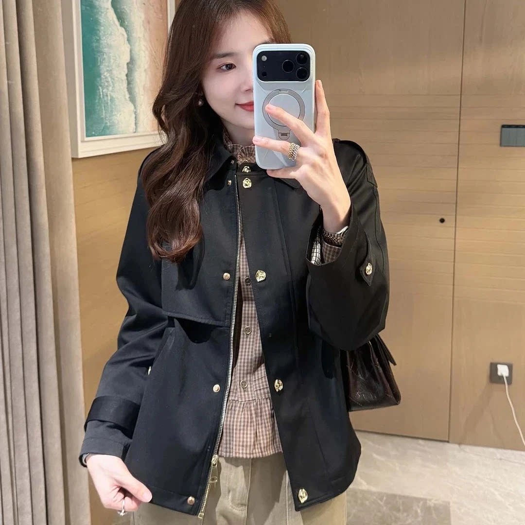 秋季金扣翻领格纹内里直筒风衣女