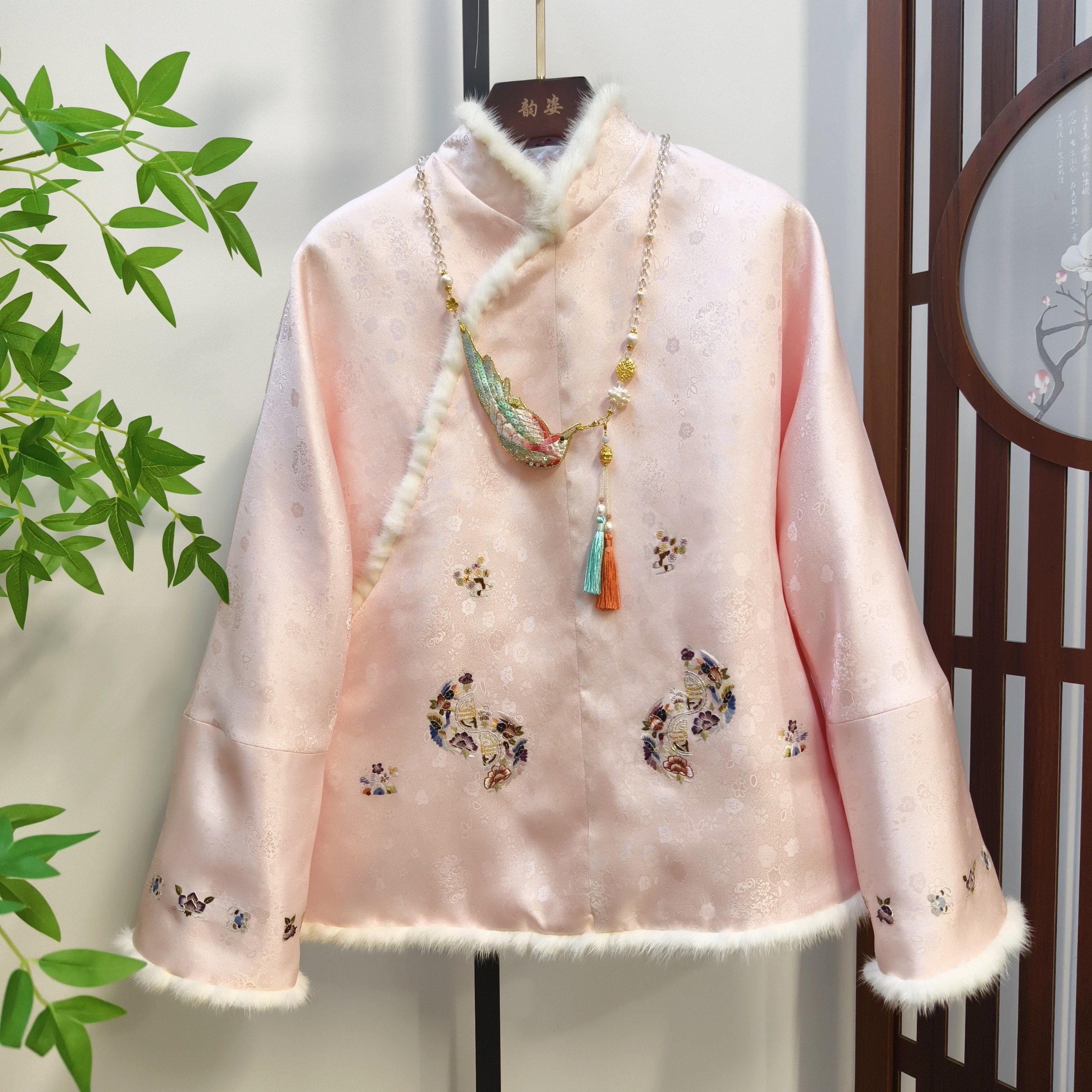 现货 每款一件真丝提花缎手工刺绣保暖水貂毛边A字新中式国风棉衣