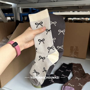 秋冬也要美到脚 袜子女秋冬双针双路亮丝蝴蝶结miu风黑白袜子中筒