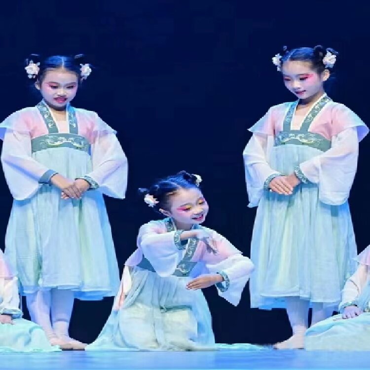 初夏汉服阮郎归初夏汉服满庭芳幼女词桃花笑胭脂妆舞有位姑娘桃夭