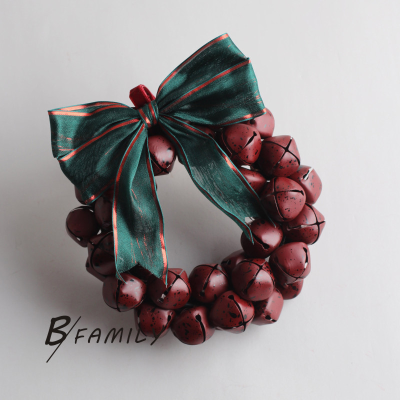 圣诞装饰红色复古铁艺铃铛蝴蝶结丝带花环节日氛围布置道具壁挂饰