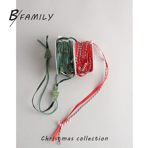 Зеленая красная лента, подарочная коробка, упаковка с бантиком