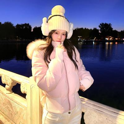 粉色大毛领连帽羽绒服