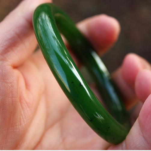 菠菜绿圆条手镯送证书新疆和田玉