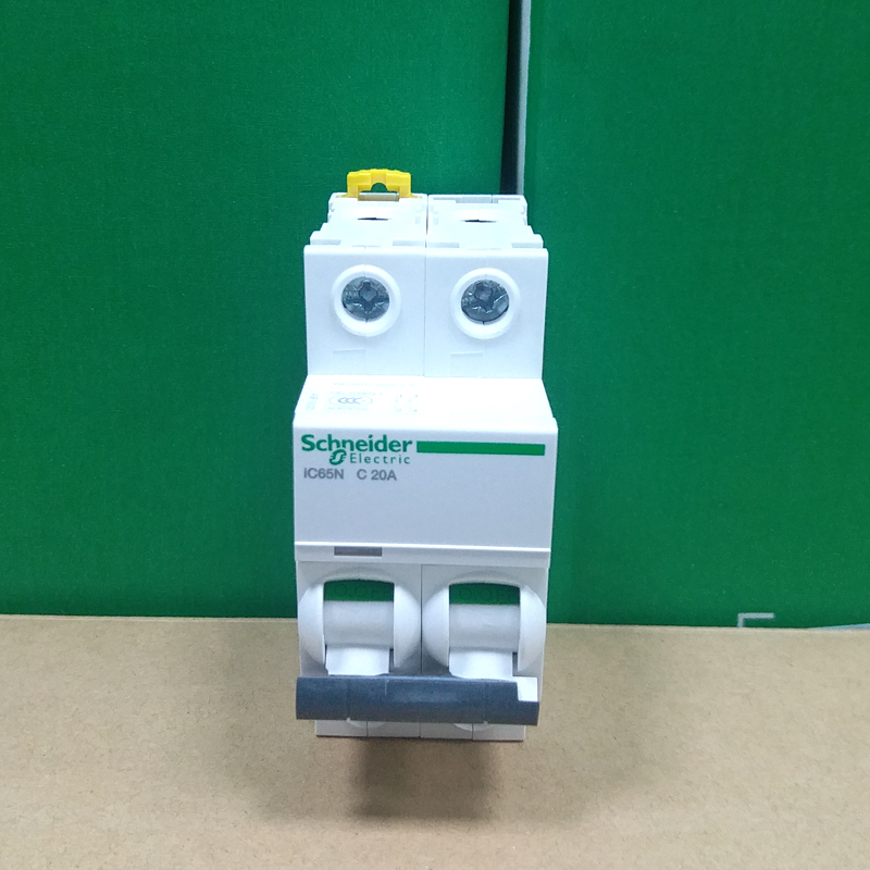 施耐德黑色双进双出20a空气开关