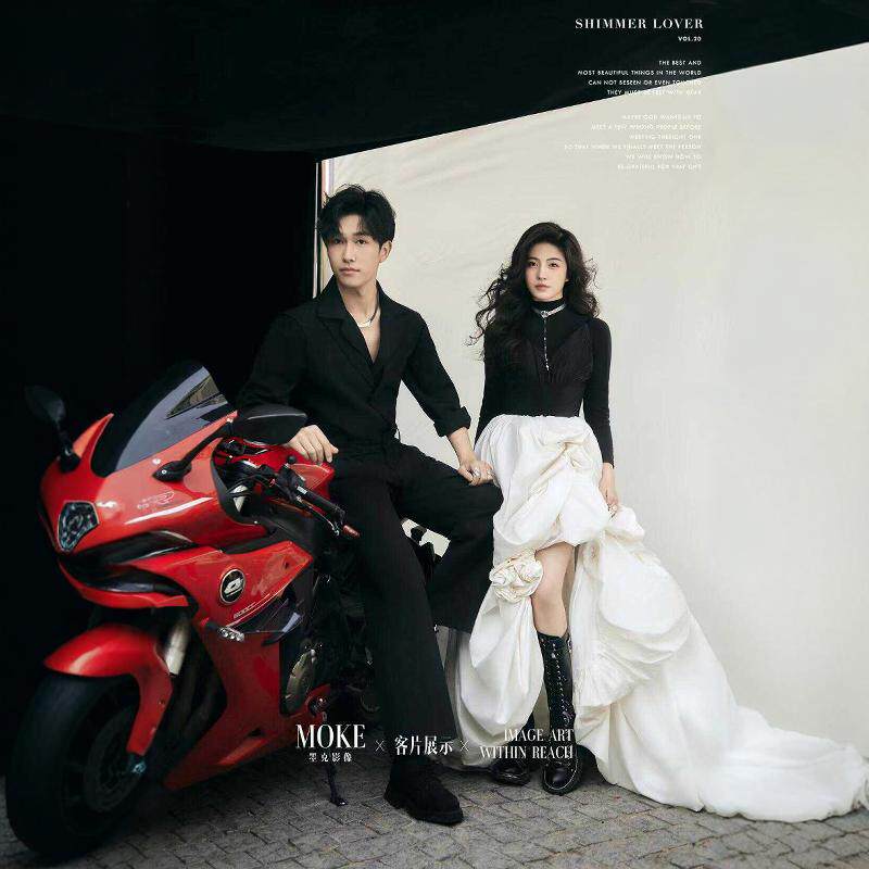 影楼新款黑白搭配情侣旅拍婚纱照机车风写真服装