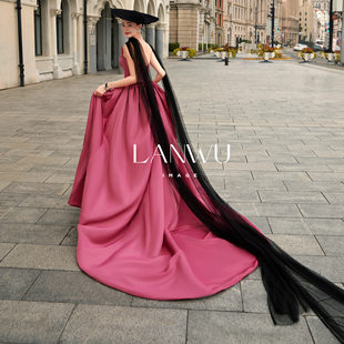 影楼新款主题礼服森系优雅法式旅拍高级感玫红断面街拍公路拍摄