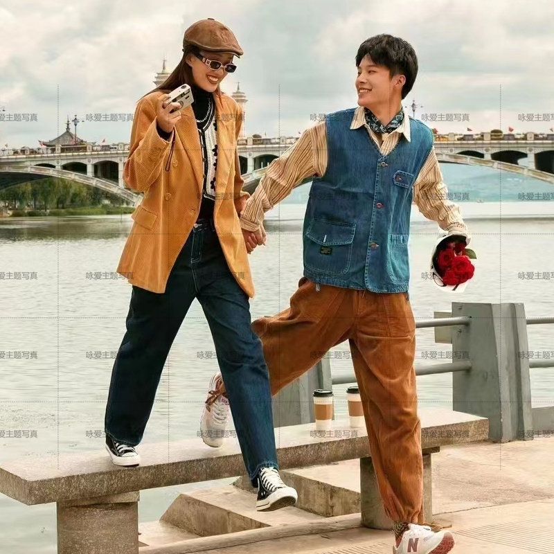 影楼新款复古港风大牌时尚街拍个性年代感怀旧便装旅拍情侣摄影服