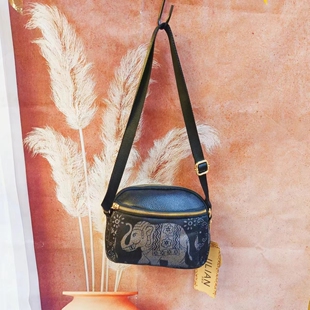 多夹层轻便外出横款妈妈包宽肩带小众印花斜挎包休闲百搭生意女包