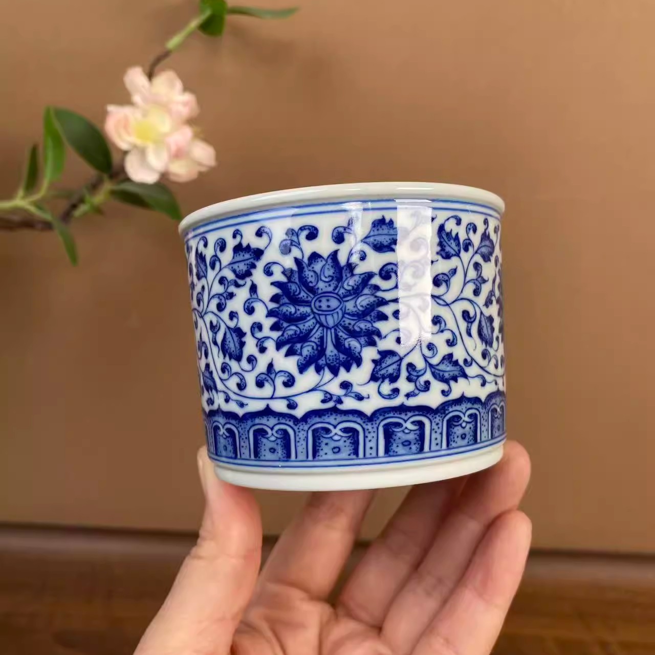 【九茗珍藏】缠枝莲点工容天主人杯150cc 手工手绘景德镇茶具