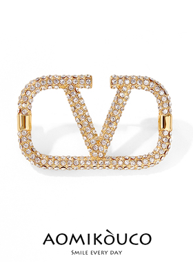 高档小香风满钻标志性VLogo图案胸针高端精致时尚别针百搭配饰品