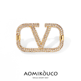 高档小香风满钻标志性VLogo图案胸针高端精致时尚别针百搭配饰品