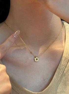 小桃花花朵项链女钛钢不掉色金店同款五叶花金色镂空梅花锁骨链