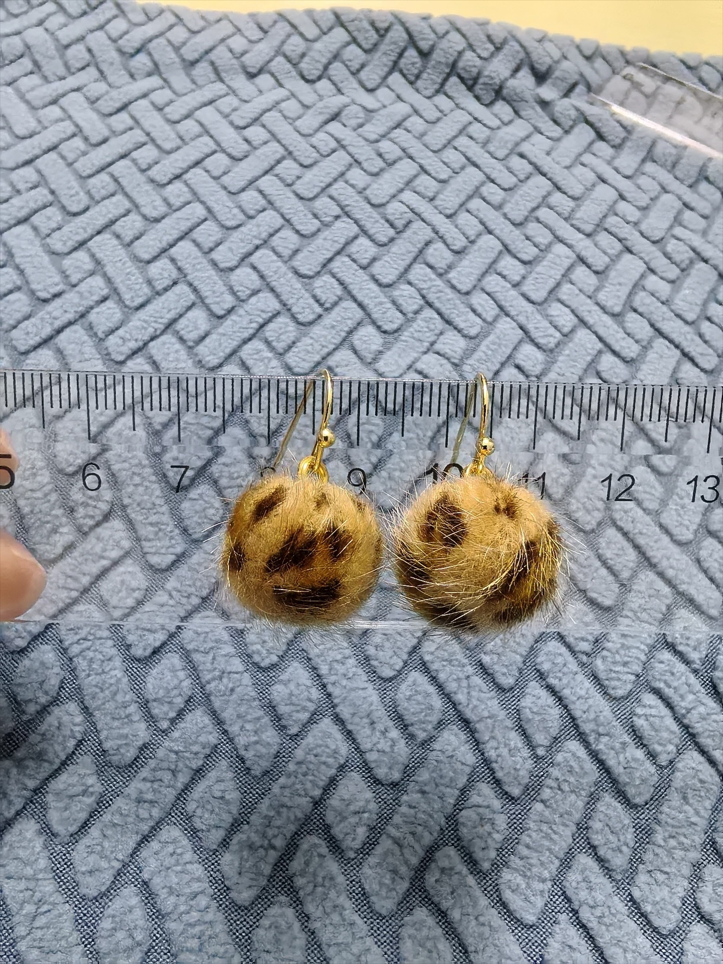 秋冬毛绒豹纹款简约设计毛球耳环耳环