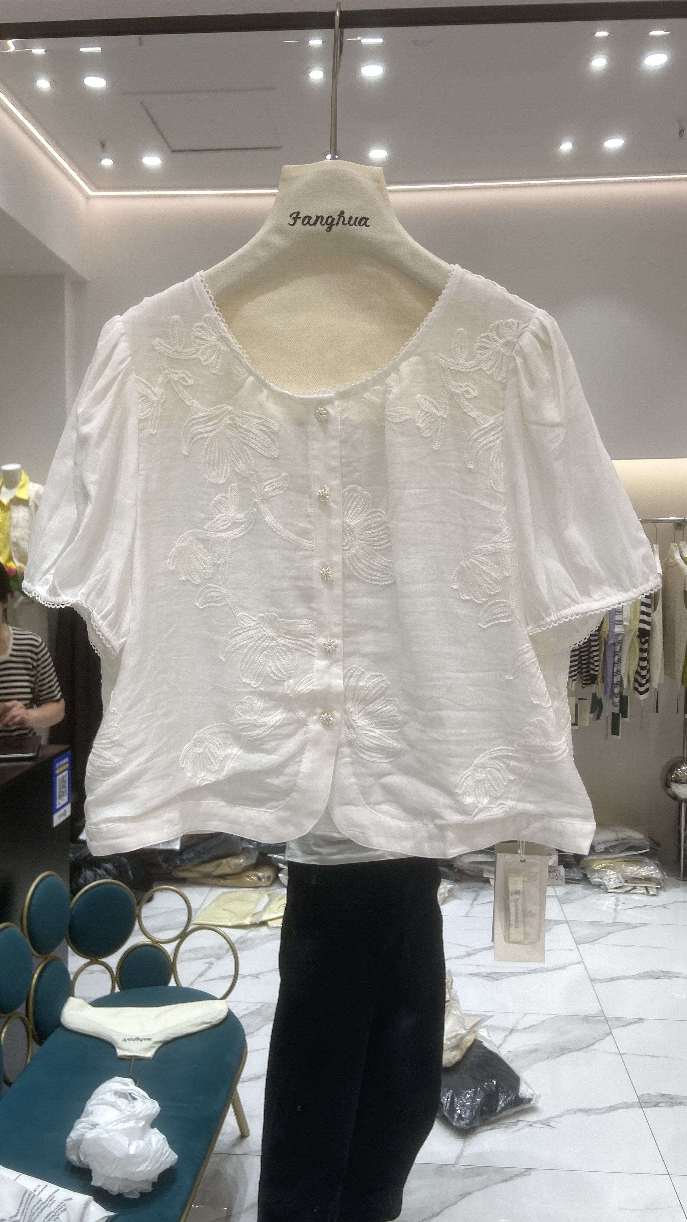 欧货2026夏季新款时尚百搭蕾丝刺绣花短袖小个短100%苎麻衬衫女潮