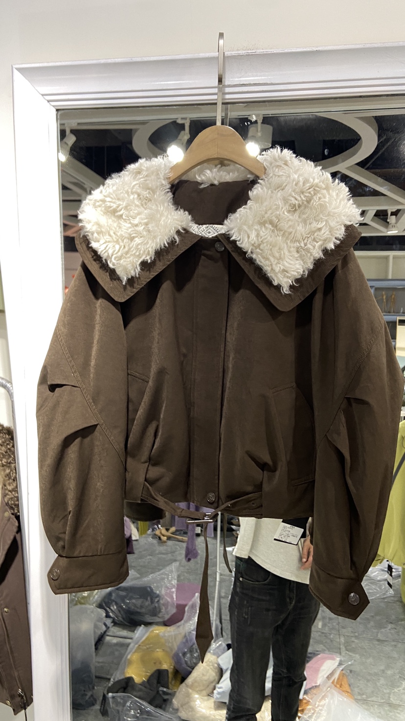 欧货2025冬新款羊羔毛翻领羽绒服女短款加厚休闲90白鸭绒派克服潮
