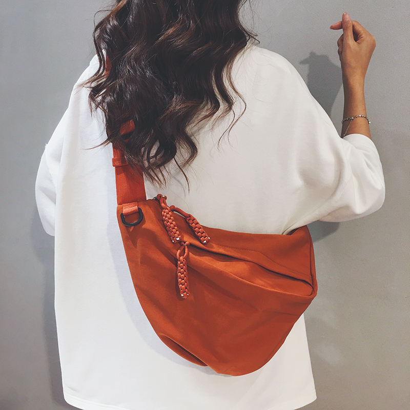 日本帆布包女2025新款大容量胸包休闲斜挎饺子包运动骑行单肩背包