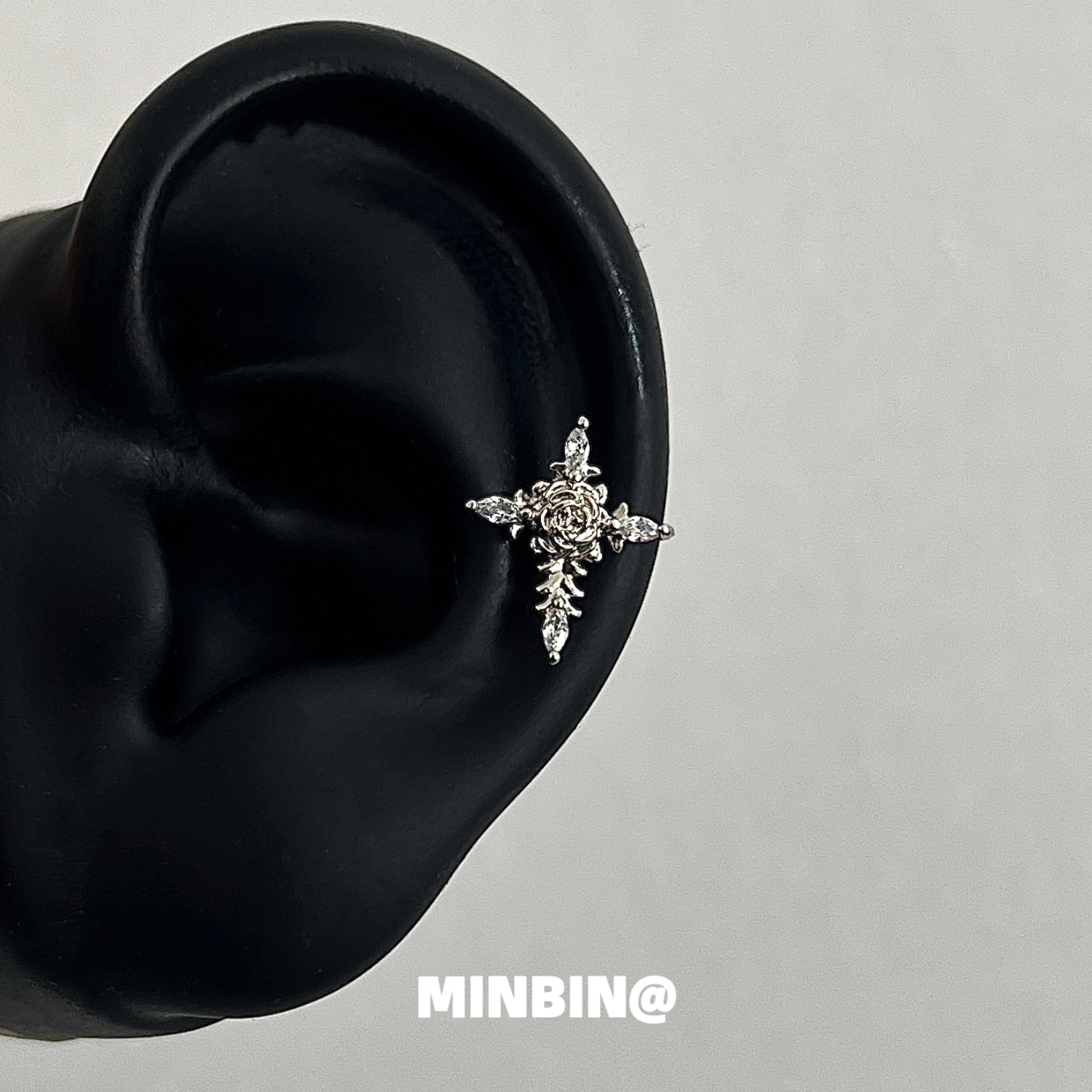 荆棘玫瑰十字架锆石耳钉