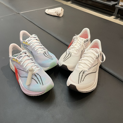 李宁女飞电䨻丝碳板透气防滑跑鞋