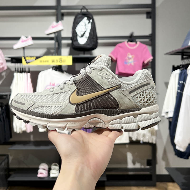 Nike耐克女子2024冬新款Zoom Vomero 5复古休闲运动鞋 HM9657-001