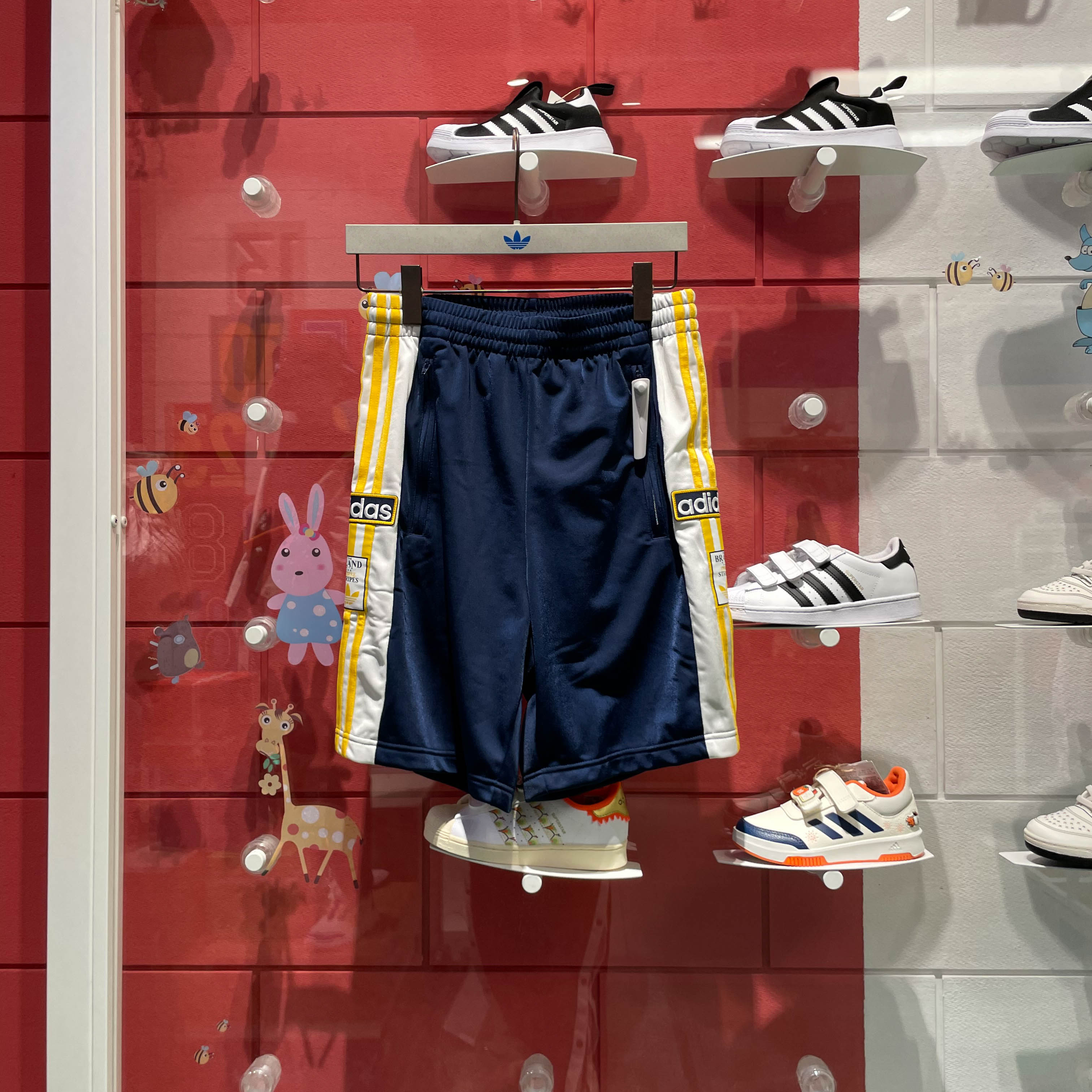 阿迪达斯三叶草男款2024夏季新款时尚侧开排扣运动休闲短裤IU2372