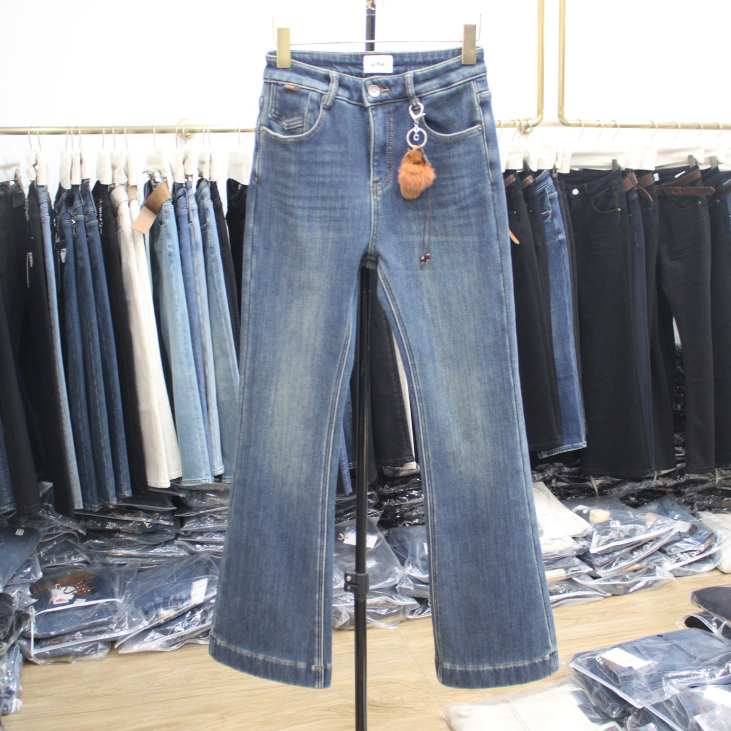 艾拿23871蓝色水洗复合绒牛仔微喇裤2025年冬季女装新款保暖长裤