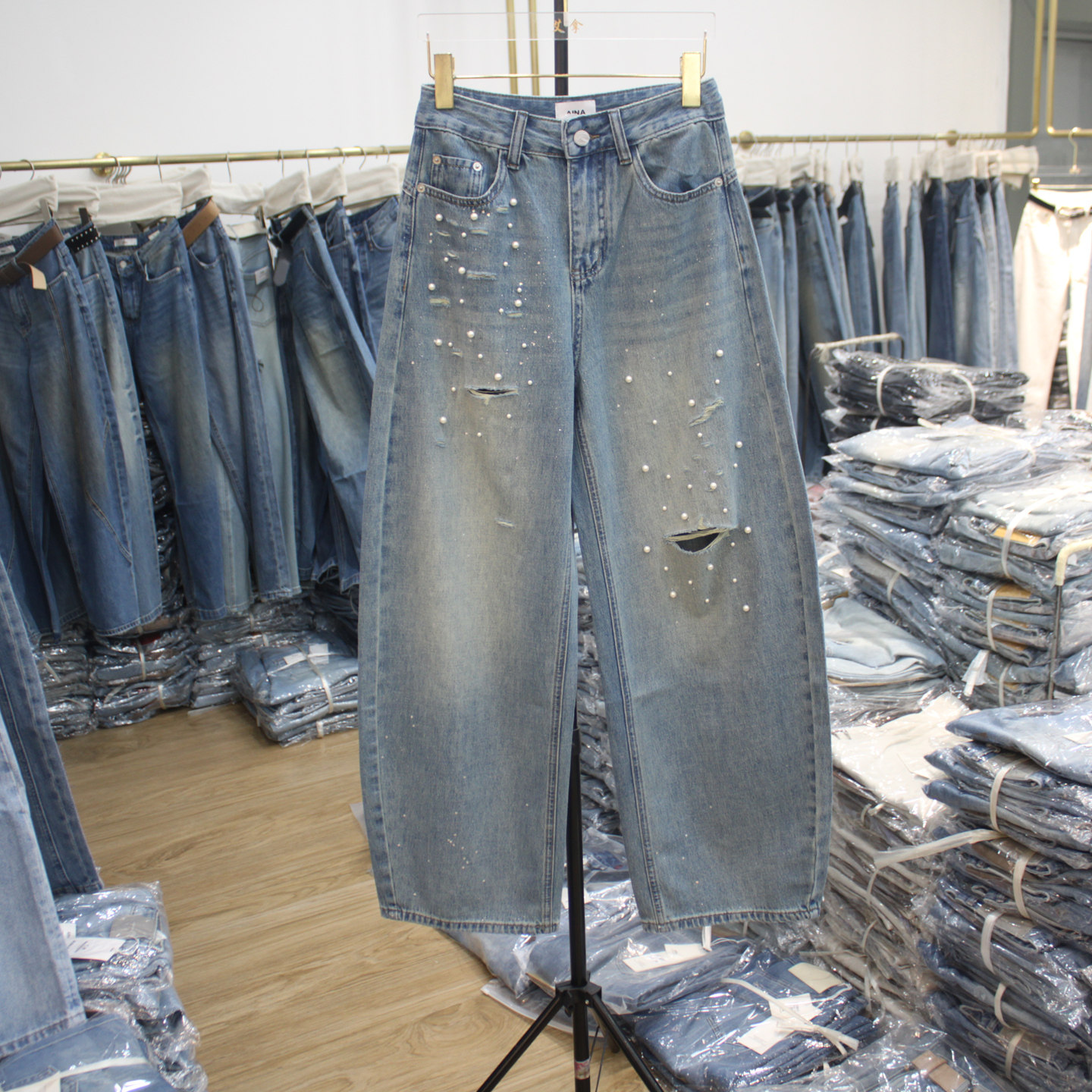 艾拿26509浅蓝钉珠破洞宽松牛仔弯刀裤2026年春夏新款女装阔腿裤