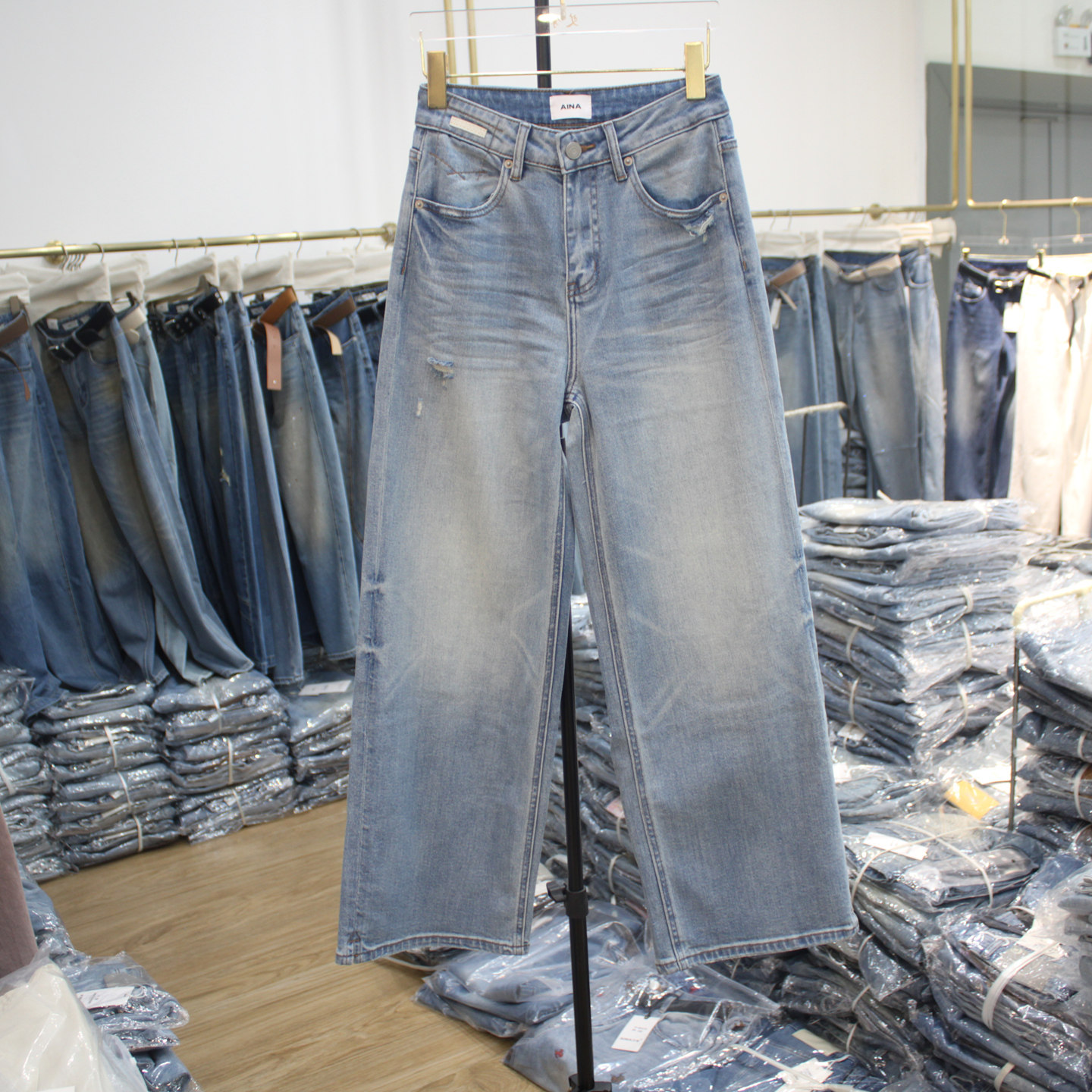 艾拿16056浅蓝色磨破高腰宽松直筒牛仔裤2026年春季女显瘦阔腿裤