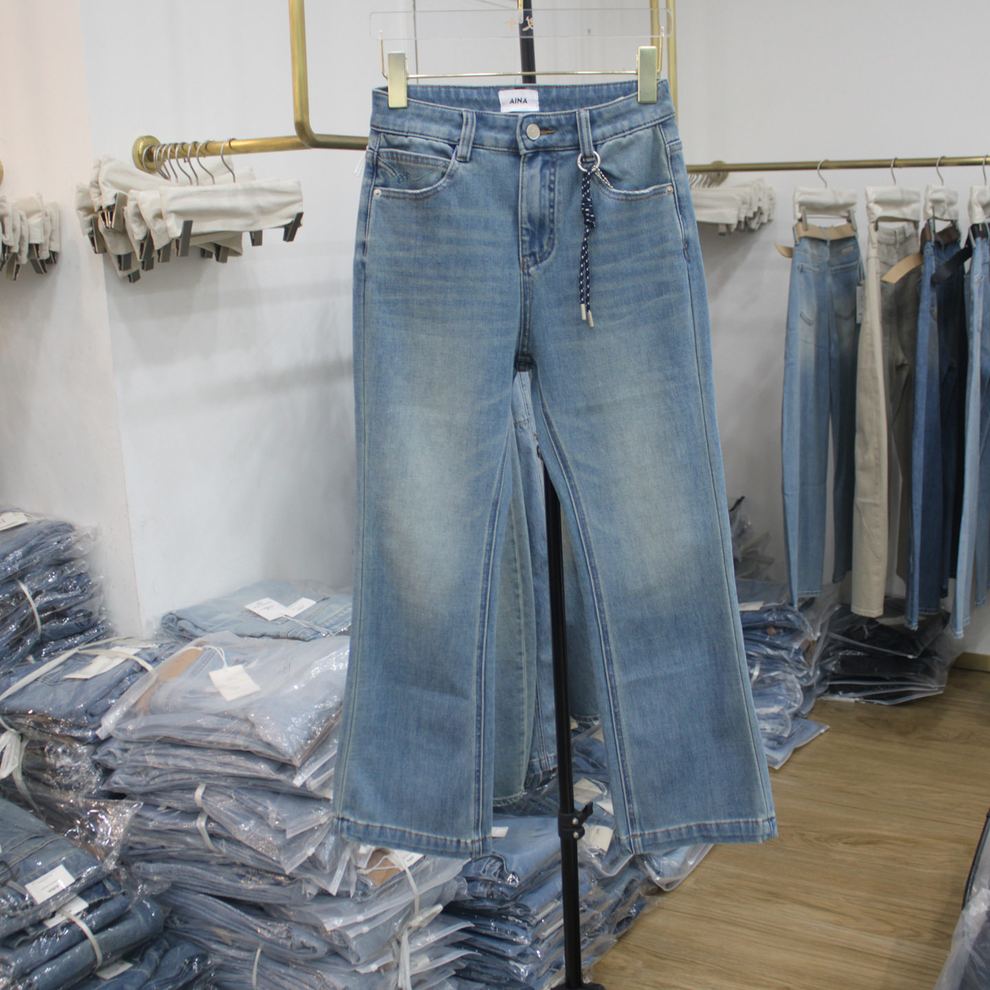 艾拿23903-1水洗蓝色修身牛仔微喇裤2026年春季新款女显瘦九分裤