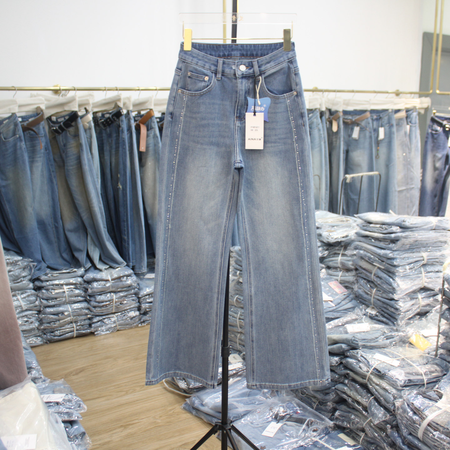 艾拿A816211浅蓝色高腰不贴腿牛仔微喇裤2026年春季女四面弹长裤