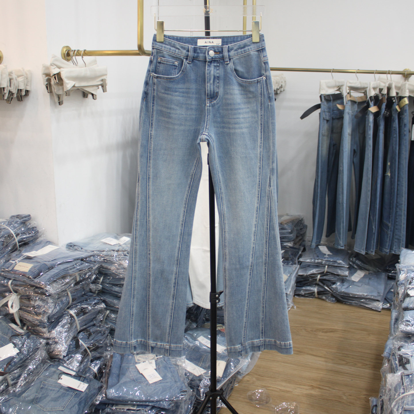 艾拿83101-6浅蓝色高腰修身牛仔微喇裤2026年春女四面弹显瘦长裤