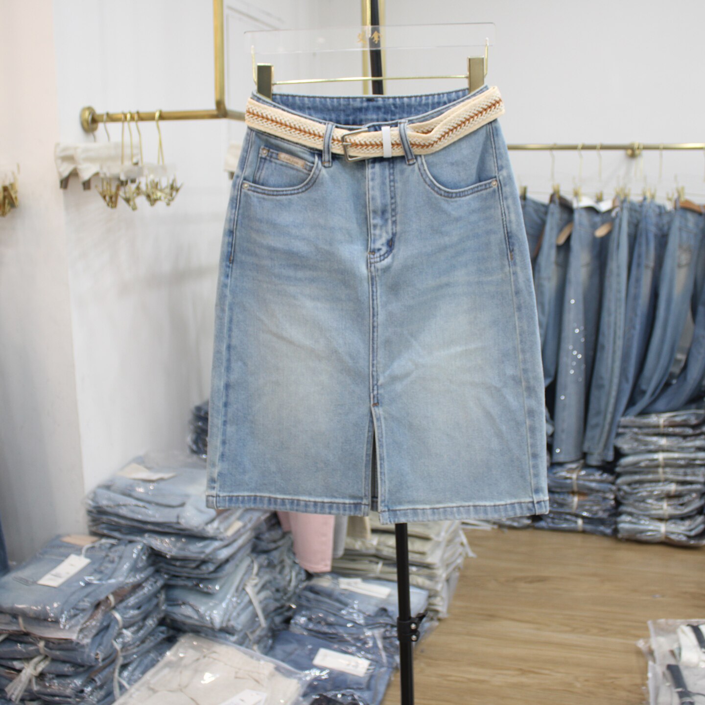 艾拿18562浅蓝色前开叉半身牛仔中裙2026年夏季新款女显瘦包臀裙