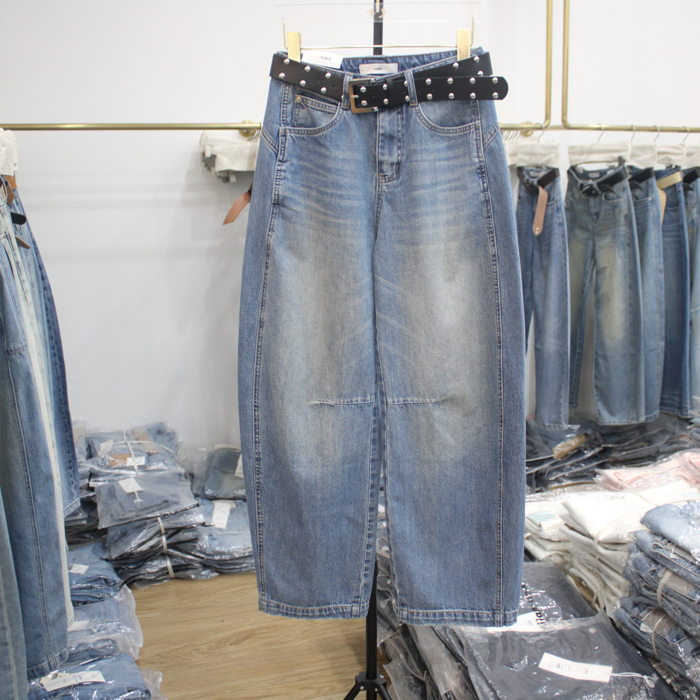 艾拿98773浅蓝色水洗高腰牛仔弯刀裤2026年春季新款女显瘦阔腿裤