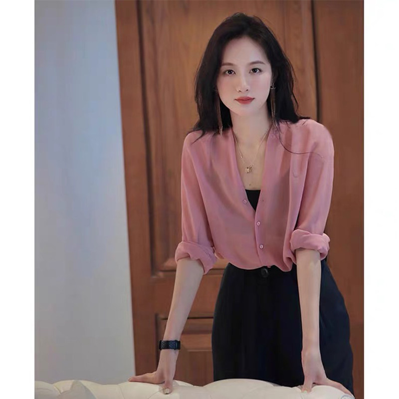 粉色雪纺长袖衬衫女士初秋轻奢慵懒风V领衬衣设计感小众防晒罩衫