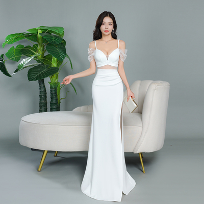 白色吊带低胸开叉包臀晚礼服