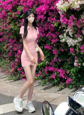 Randomly distribute miscellaneous clothing tops and pants