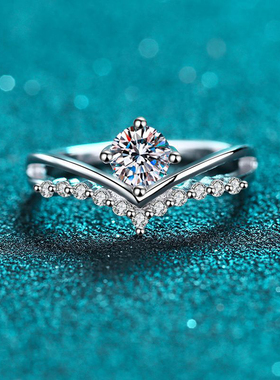 新款S925银V形微镶戒指四爪莫桑钻戒指日常佩戴求婚戒指饰品礼物